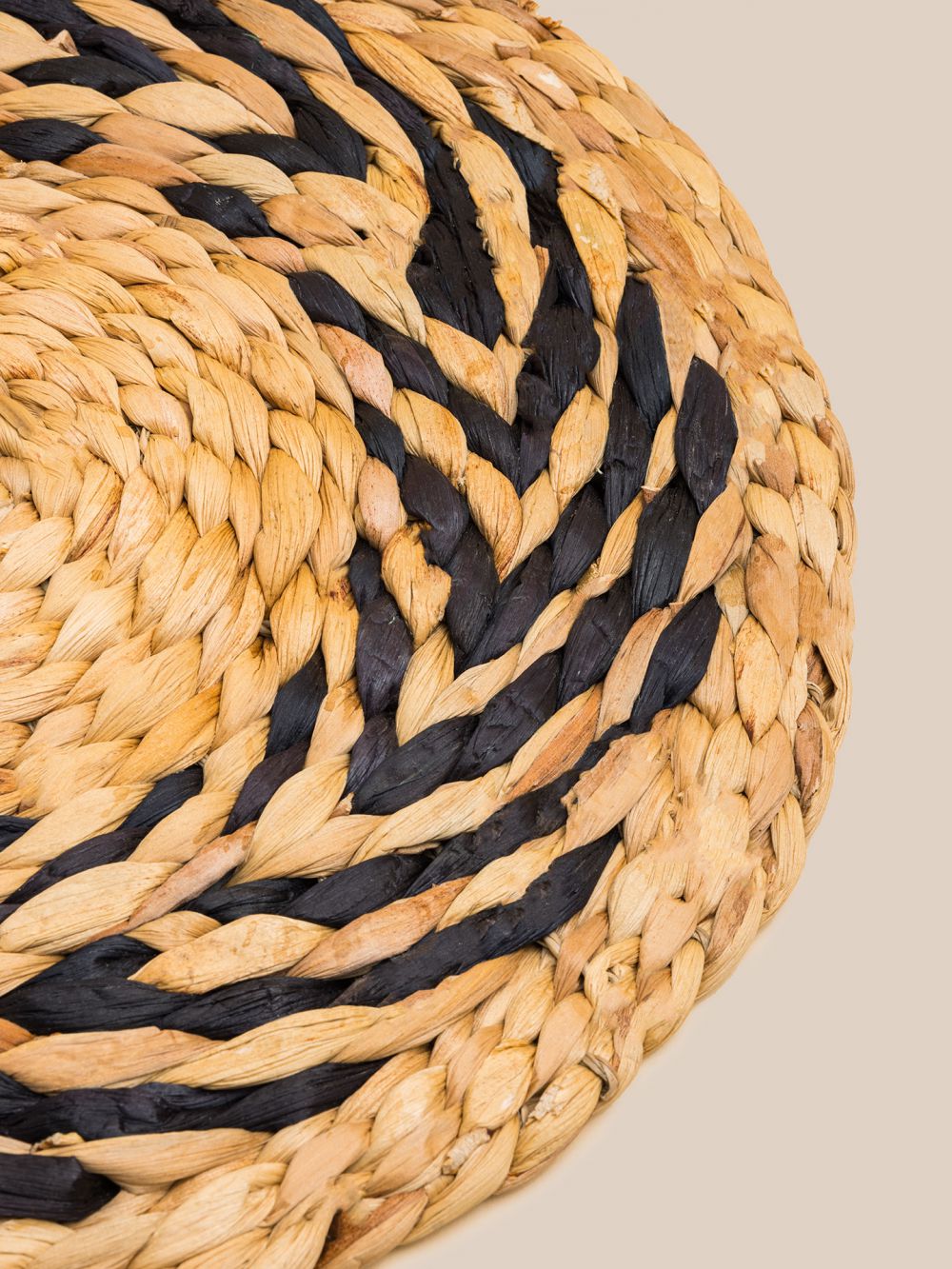 פלייסמט עשב ים עגול בשילוב עיטורים שחורים בקוטר 38 ס”מ