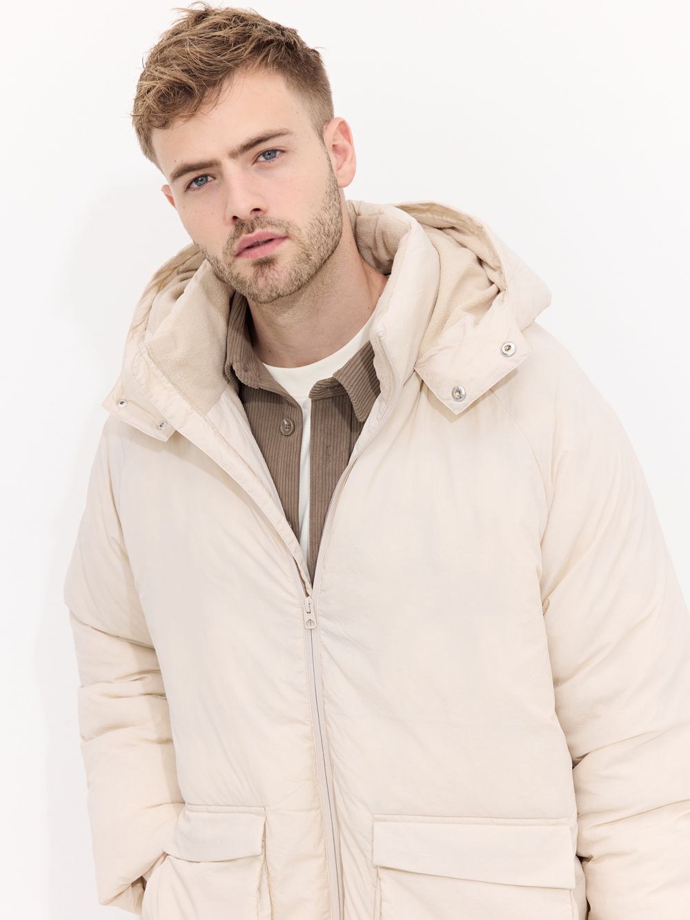 מעיל ניילון עם כובע