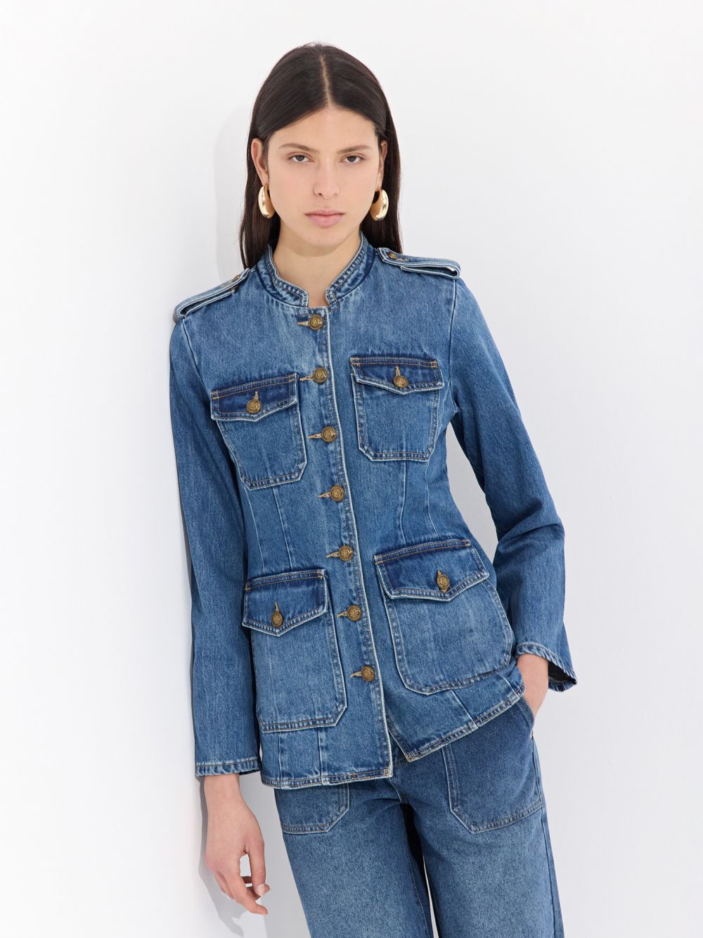 ג׳קט ג׳ינס עם כפתורי זהב
