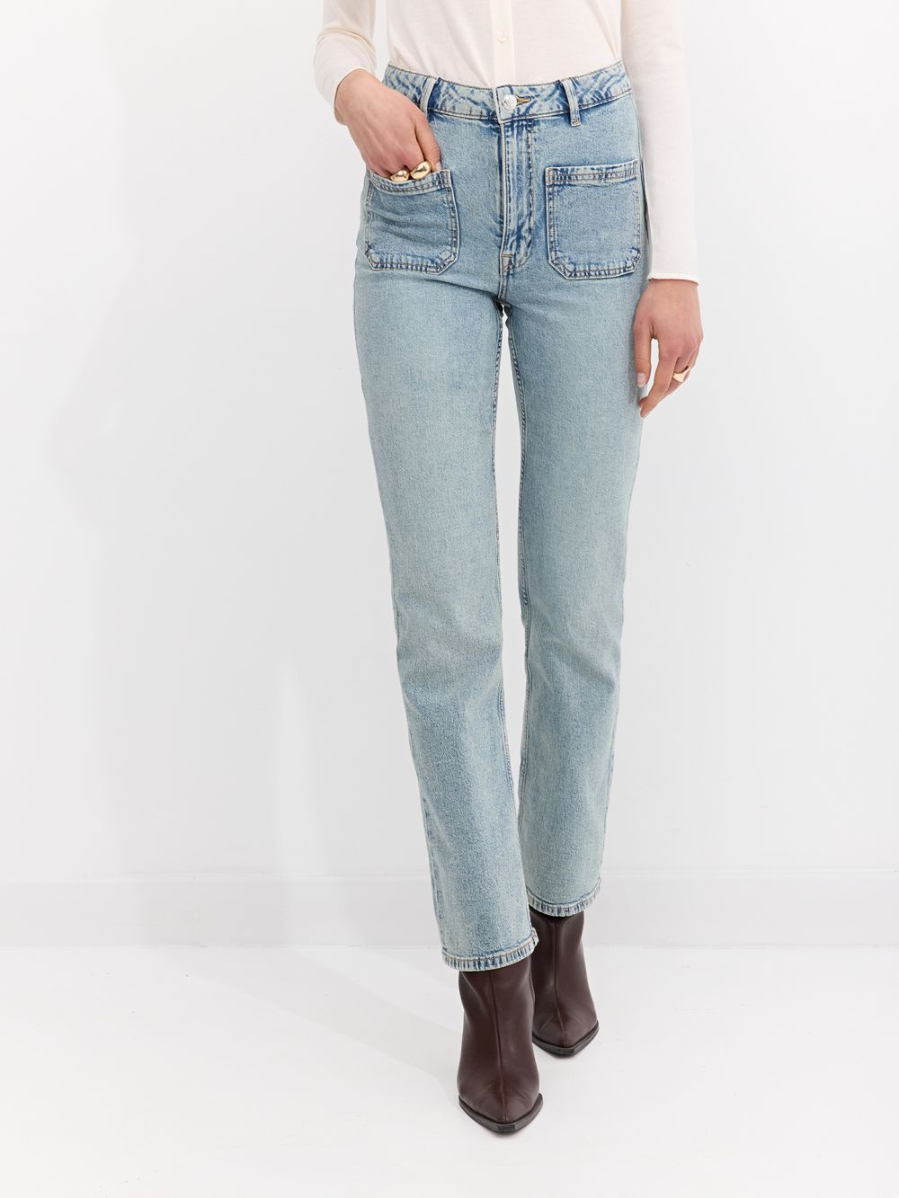 ג׳ינס בגזרת BOOTCUT עם כיסי פאטץ׳ קדמיים