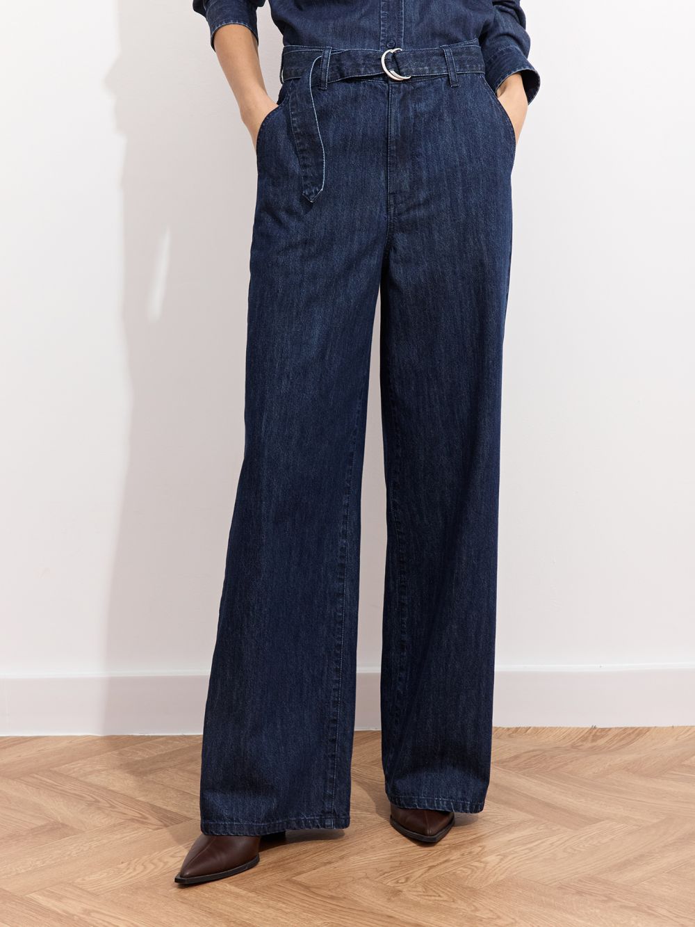 מכנסי ג׳ינס בסגנון מחוייט