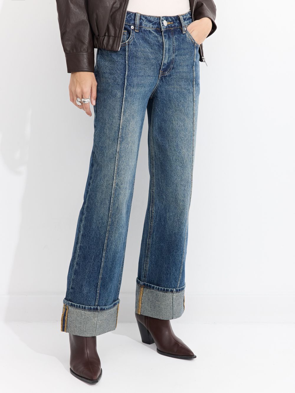 ג׳ינס STRAIGHT עם דיטייל של תיפור