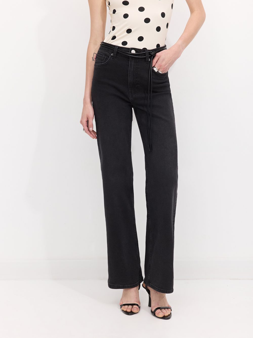 ג’ינס BOOTCUT עם חגורת קשירה