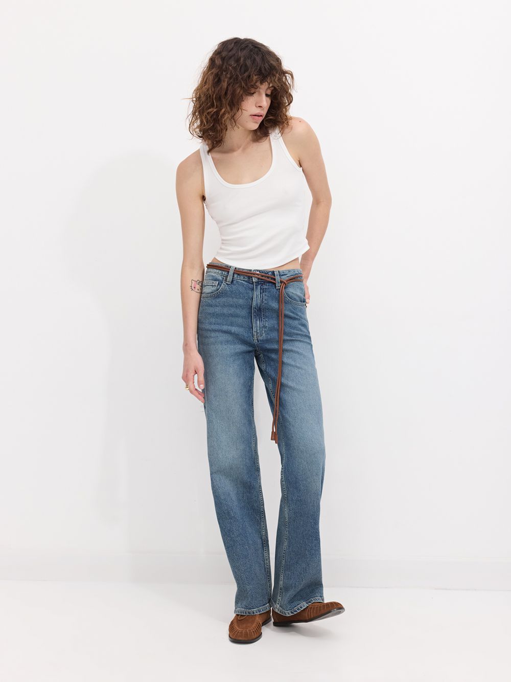 ג׳ינס bootcut וחגורת קשירה