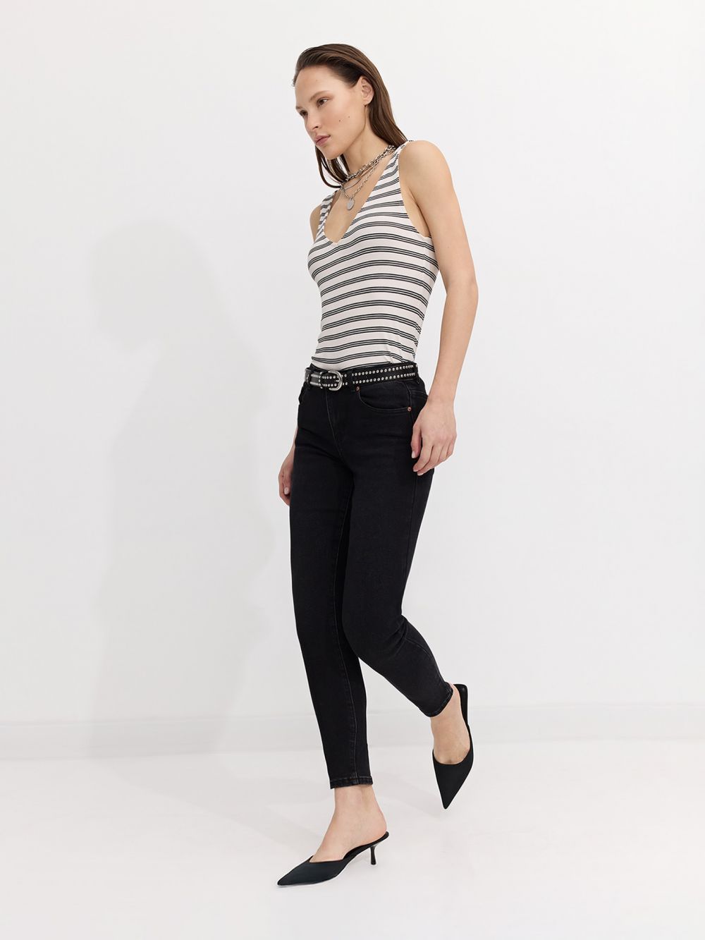 ג׳ינס SKINNY בגזרת Mid waist