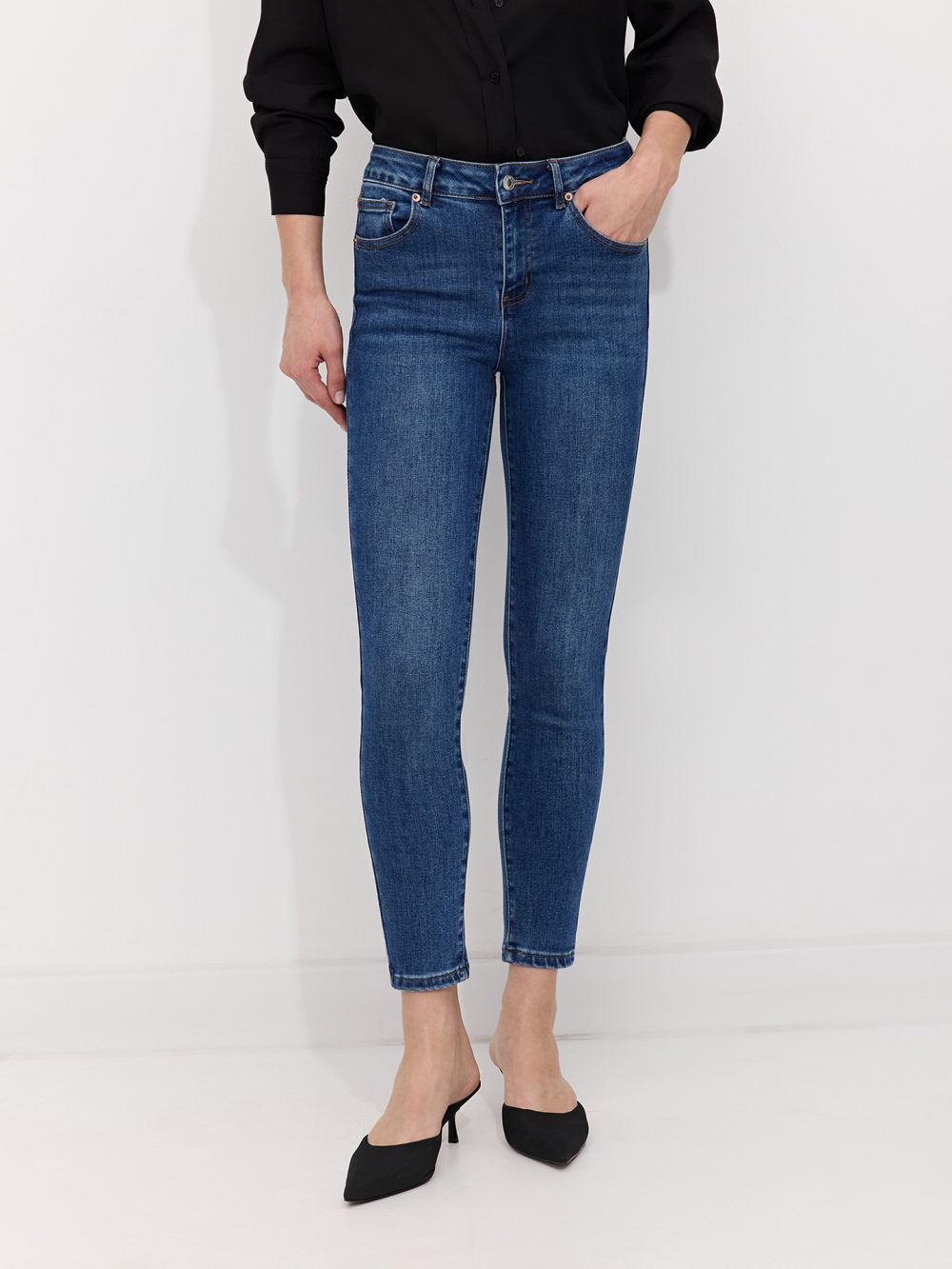 ג׳ינס SKINNY בגזרת Mid waist