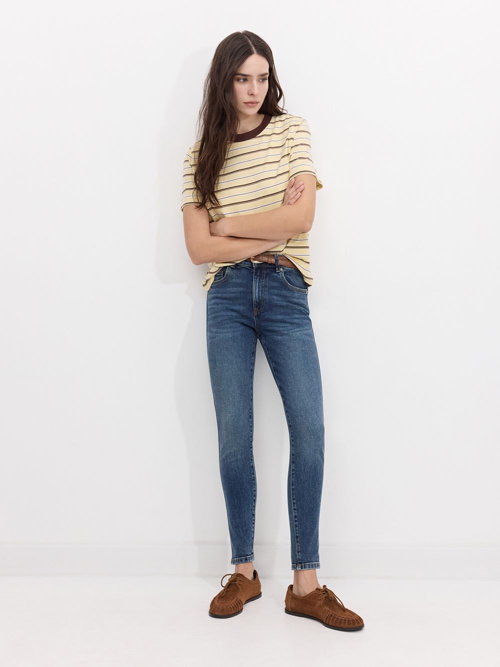 ג׳ינס SKINNY בגזרה גבוהה עם חגורה.