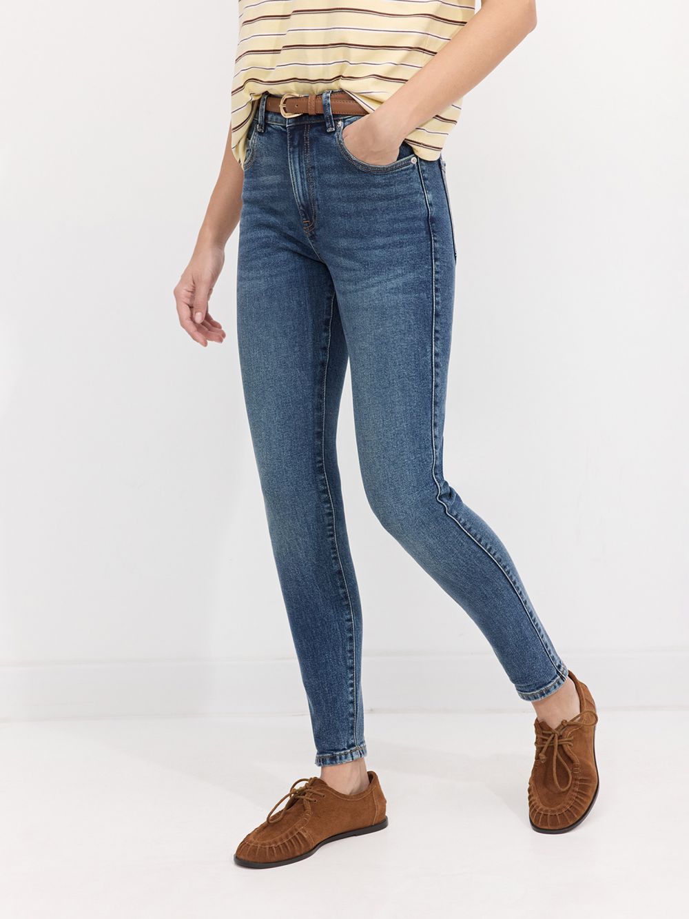 ג׳ינס SKINNY בגזרה גבוהה עם חגורה.