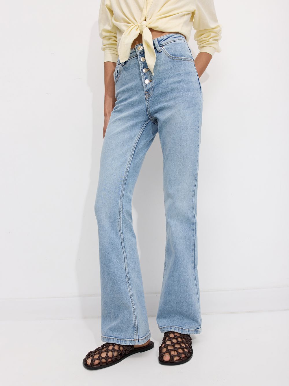 ג׳ינס כפתורים בגזרת FLARE