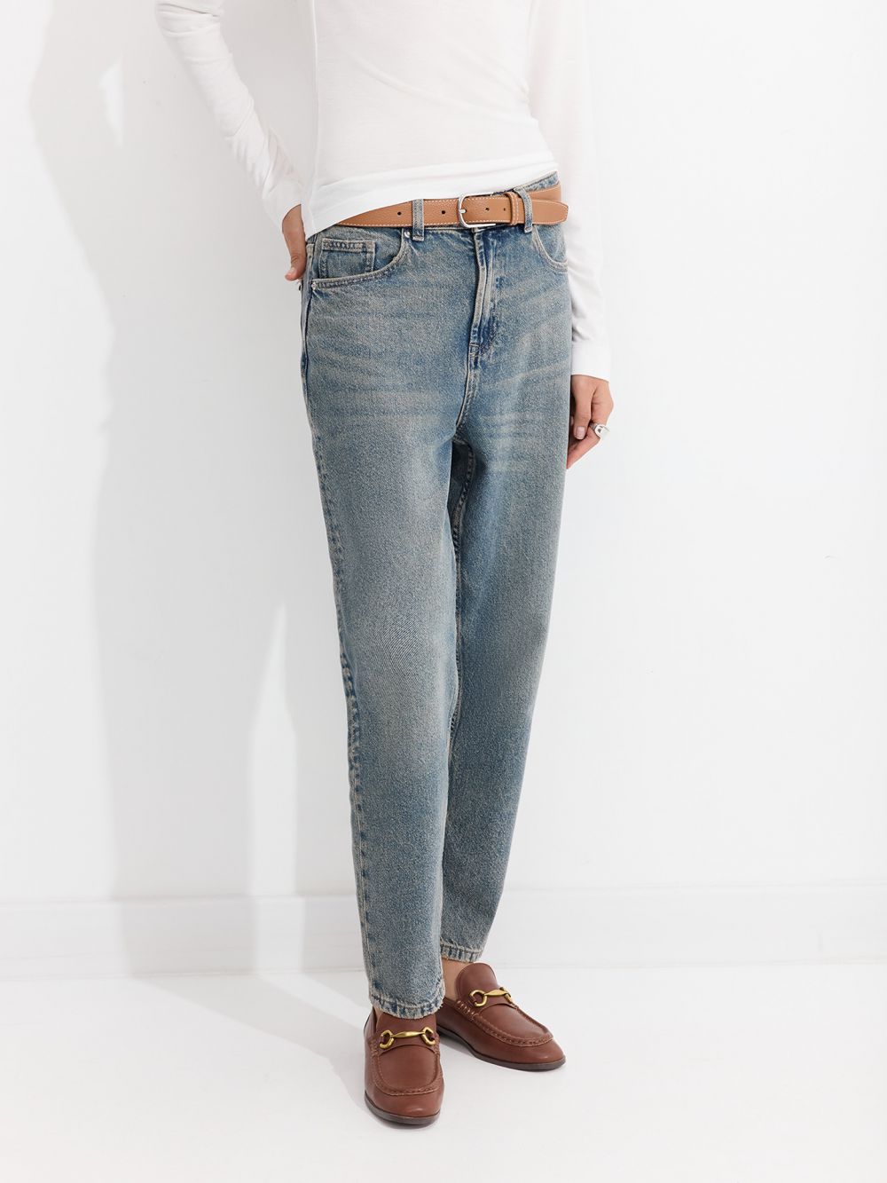 ג’ינס עם חגורה