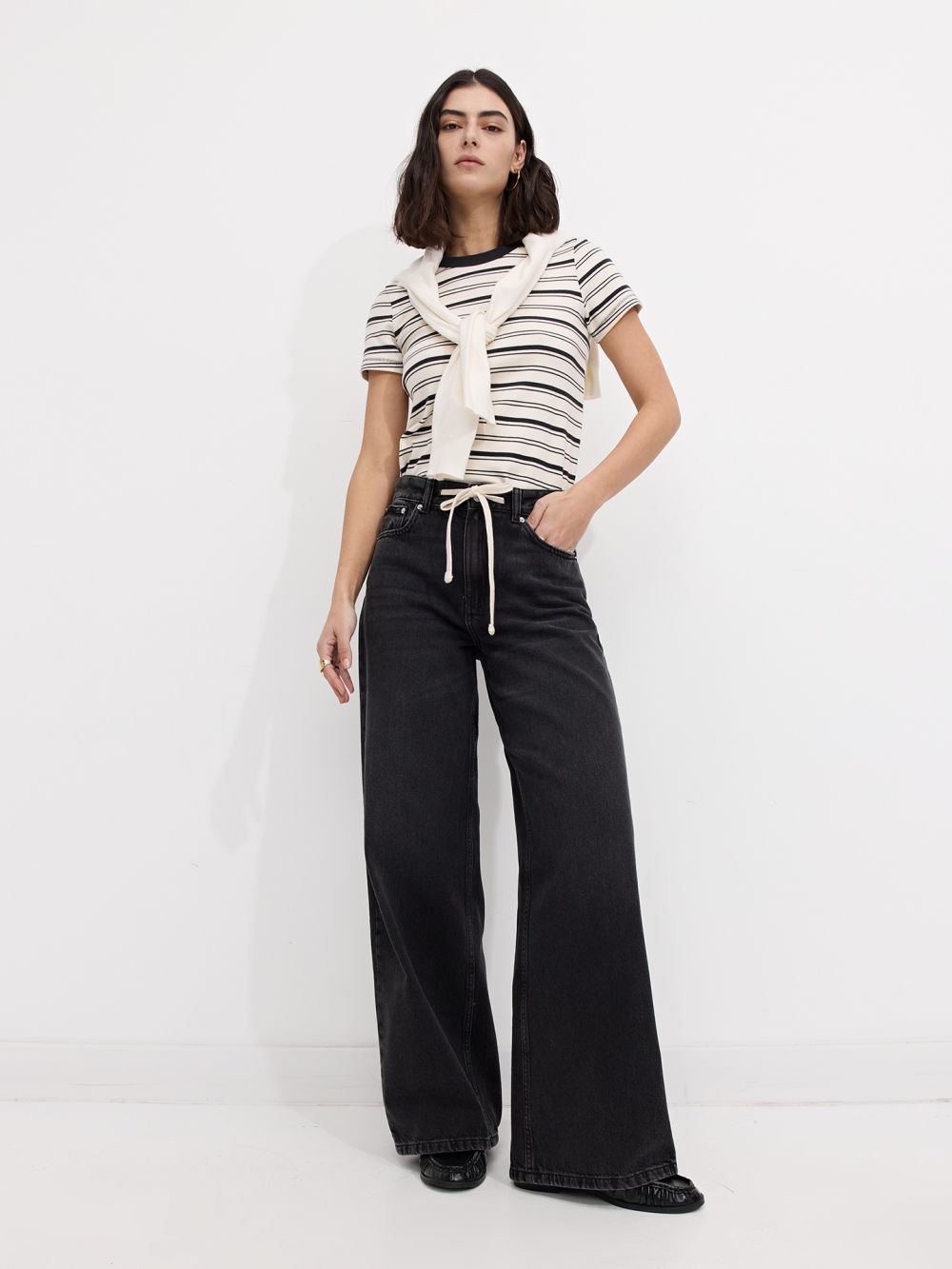 ג׳ינס בגזרה גבוהה עם WIDE-LEG ושרוך במותן