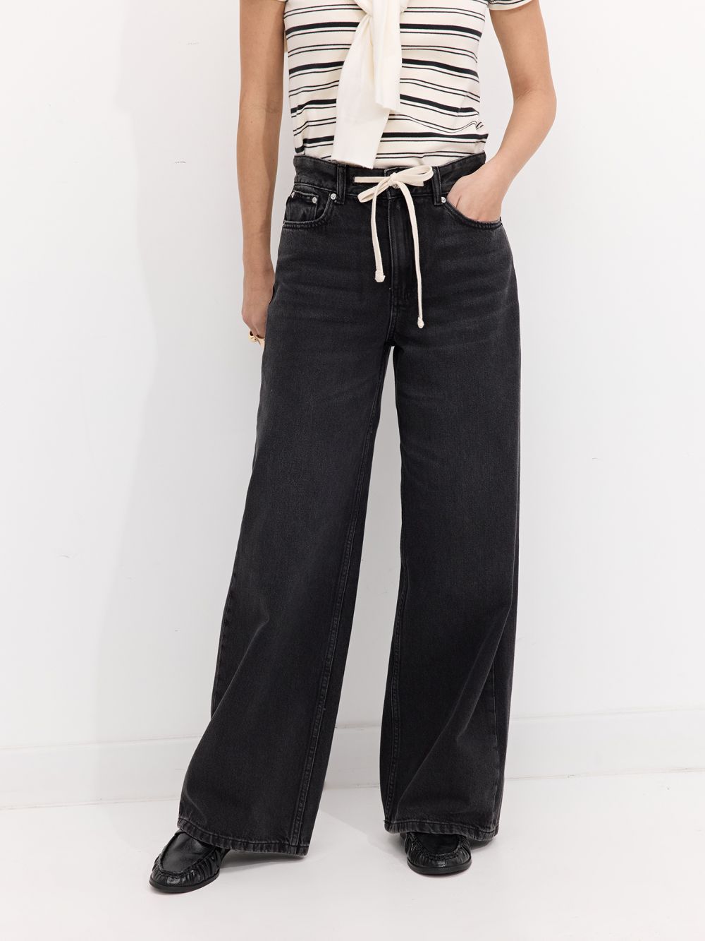 ג׳ינס בגזרה גבוהה עם WIDE-LEG ושרוך במותן