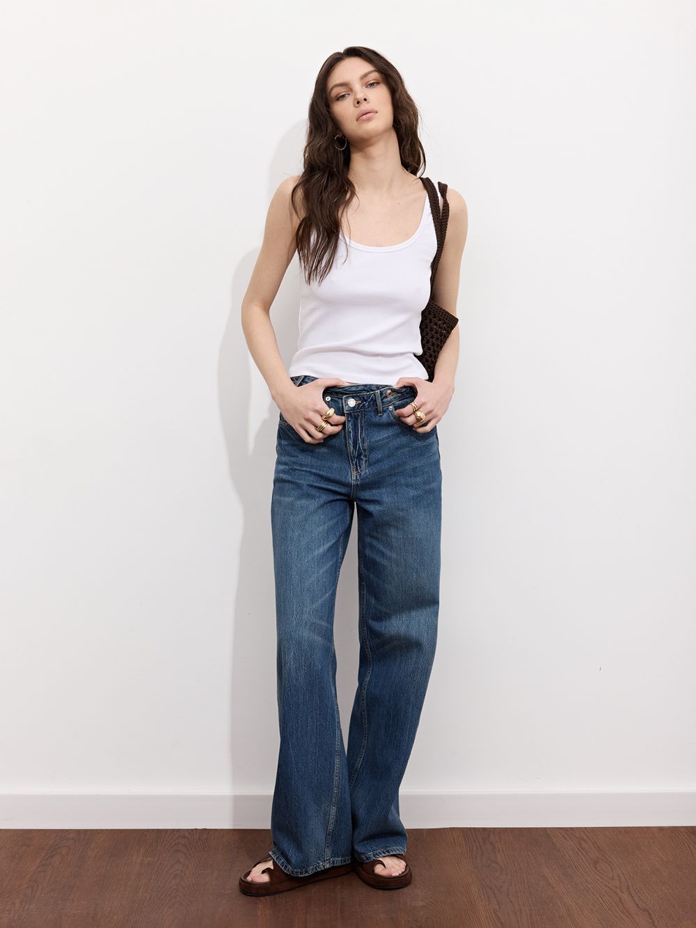 ג׳ינס עם WIDE-LEG עם סגירה אלכסונית