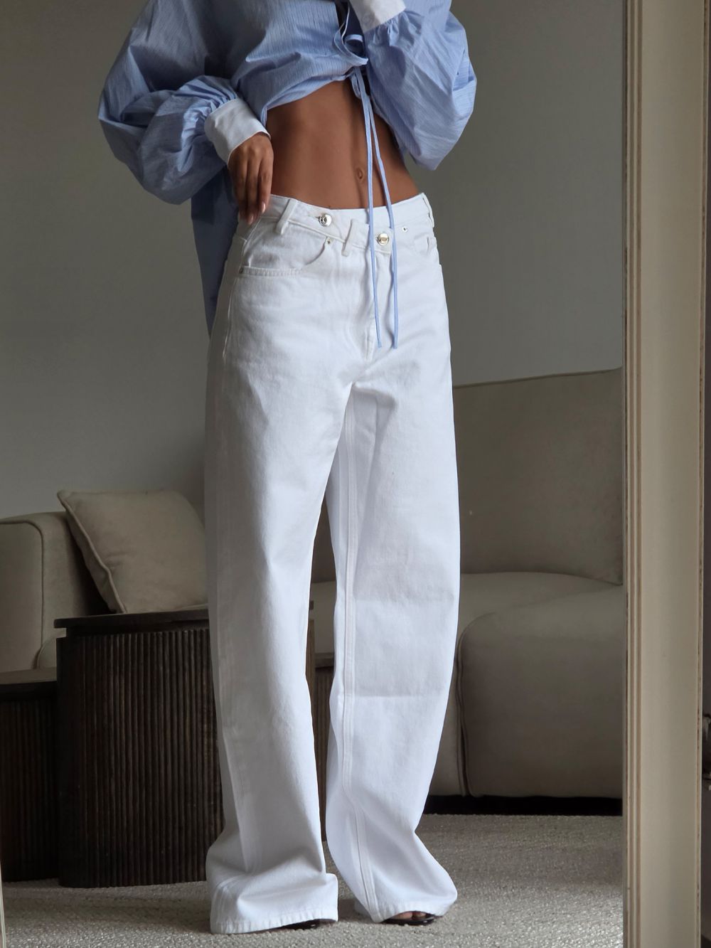 ג׳ינס עם WIDE-LEG עם סגירה אלכסונית