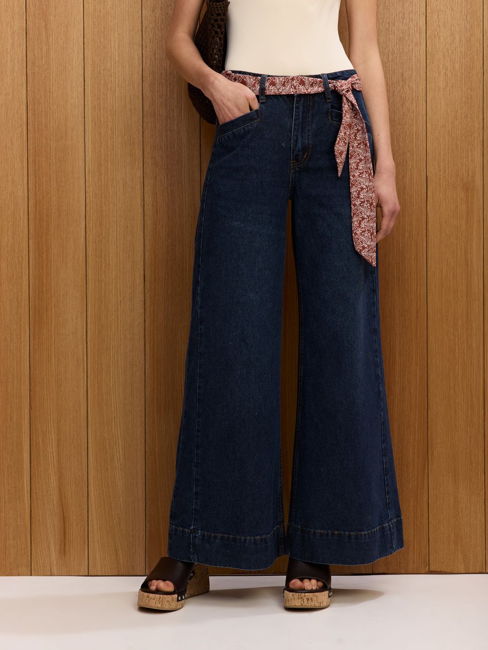 מכנסי ג׳ינס עם חגורת בנדנה