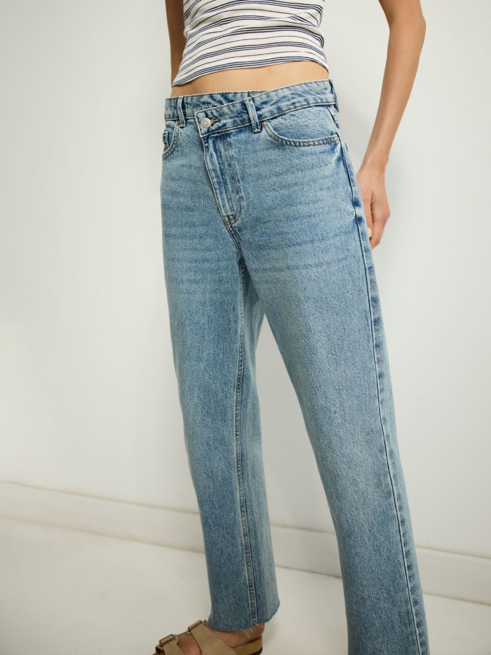 גינס בגזרת BOOTCUT בעיטור רקמה