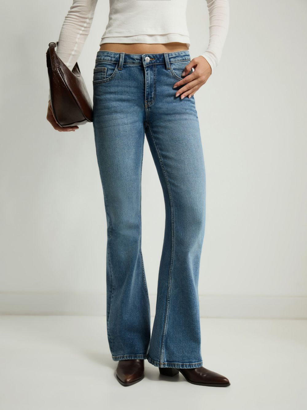 ג׳ינס Mid waist עם רגל מתרחבת