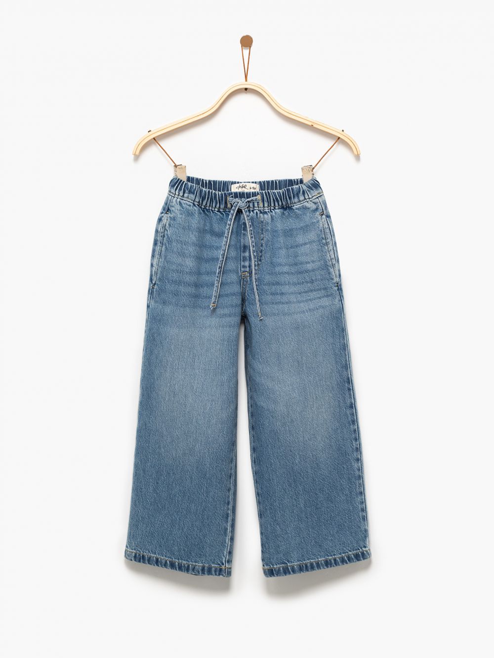 ג׳ינס עם שרוך קשירה