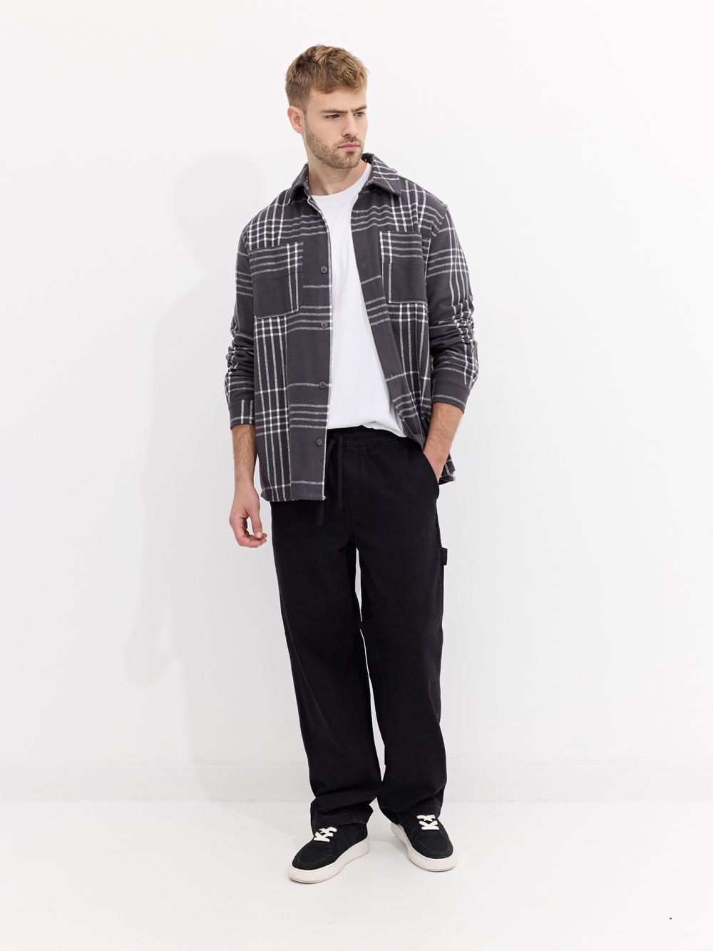 ג׳ינס carpenter בגזרת משוחררת עם מותן אלסטית