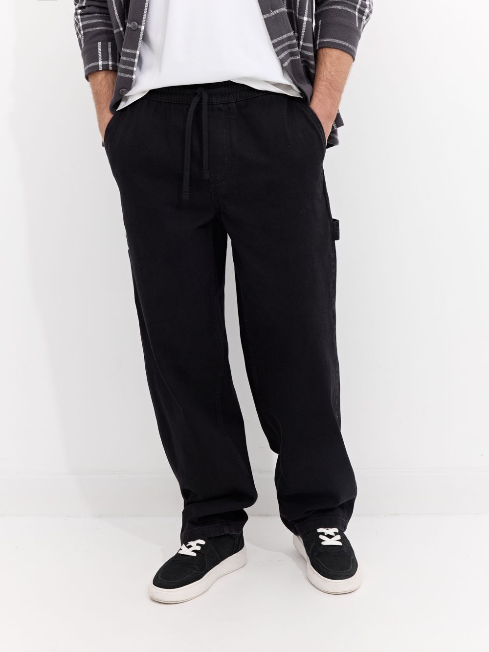 ג׳ינס carpenter בגזרת משוחררת עם מותן אלסטית