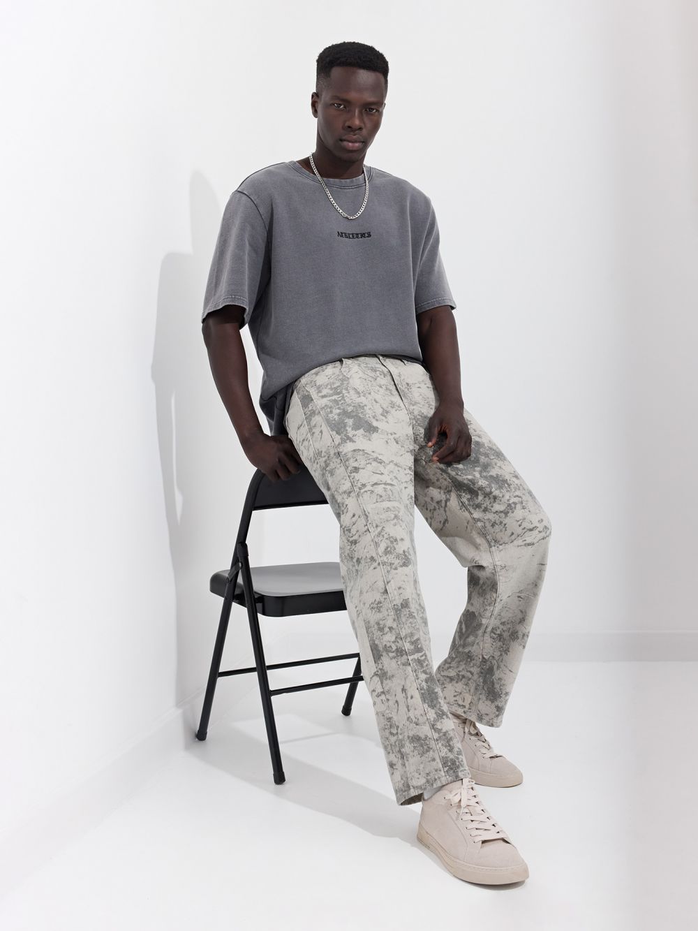 גינס מודפס עם חתכים בגזרה רחבה