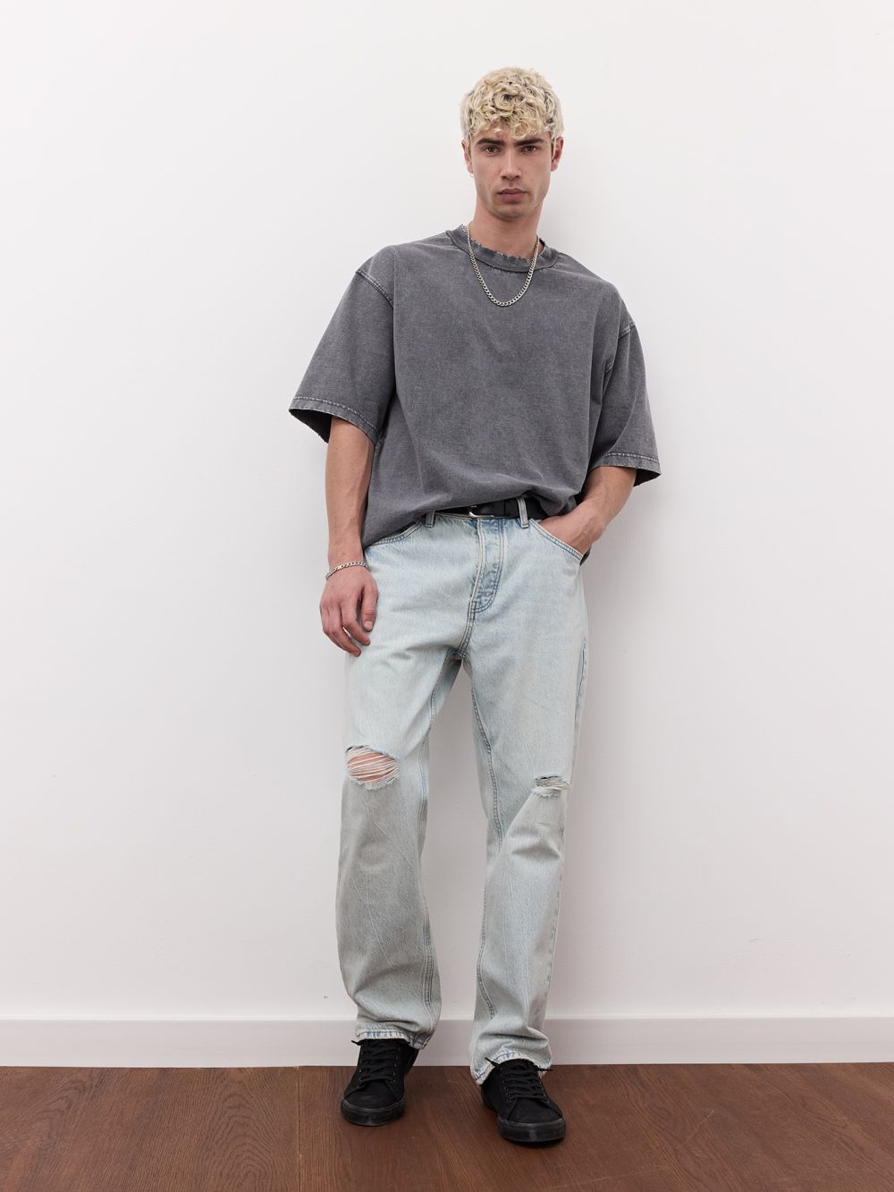 ג׳ינס SLIM עם קרעים