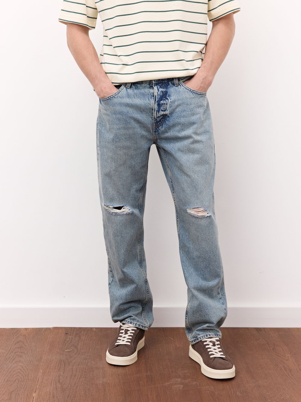 ג׳ינס SLIM עם קרעים