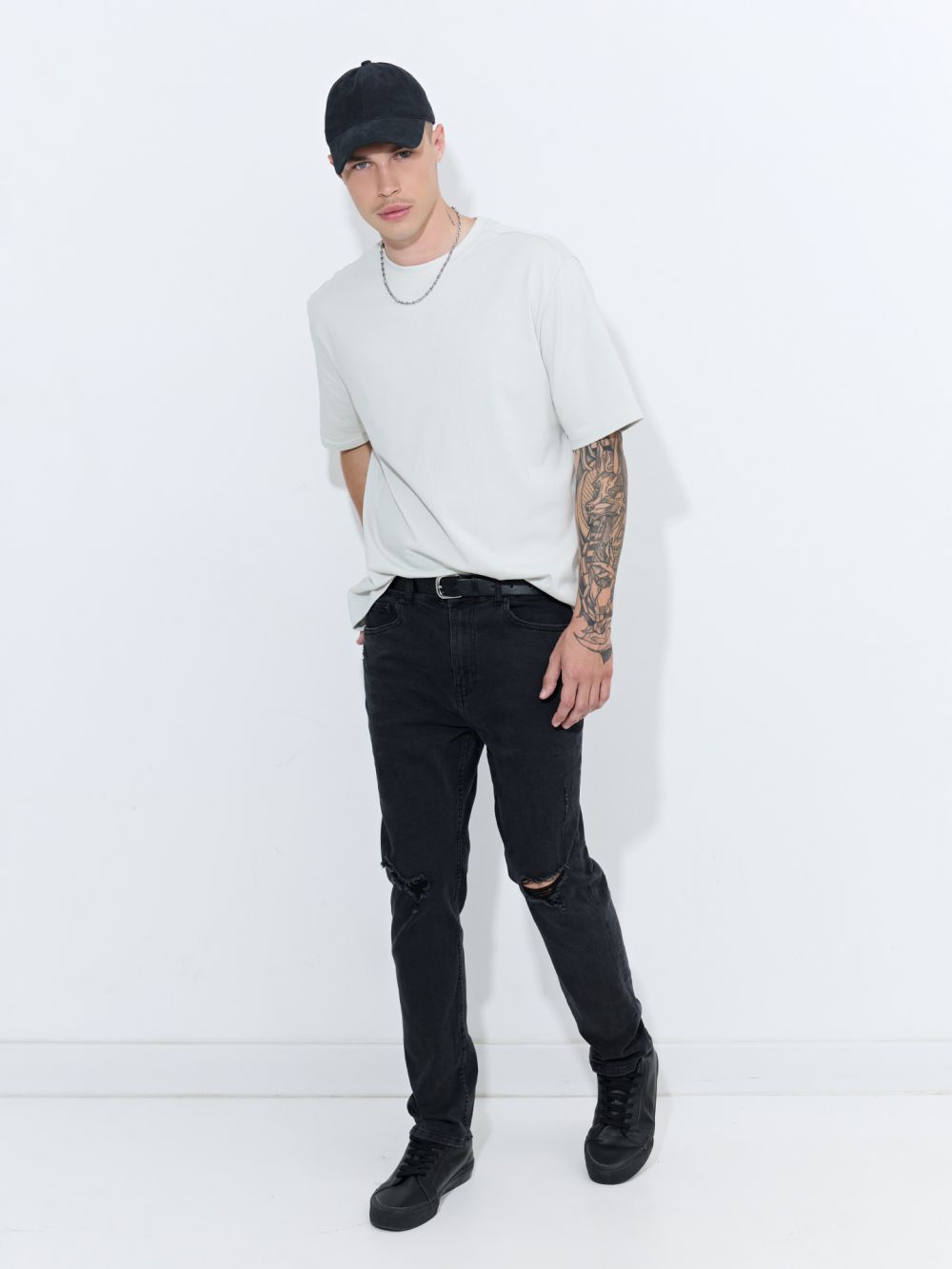 ג’ינס SKINNY עם קרעים