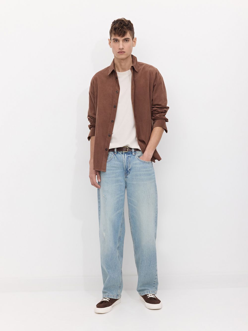 ג’ינס משוחררים עם קרעים