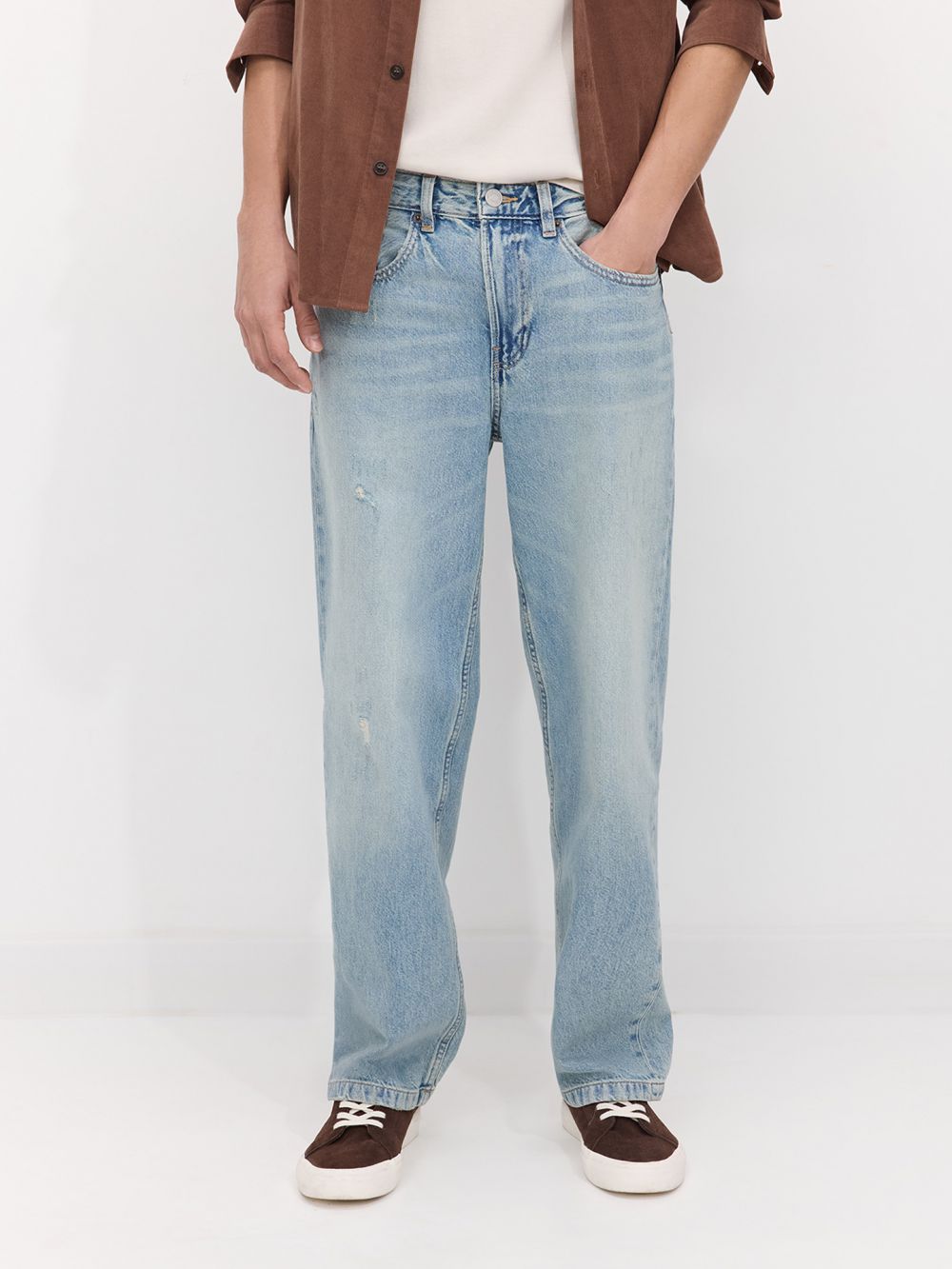 ג’ינס משוחררים עם קרעים