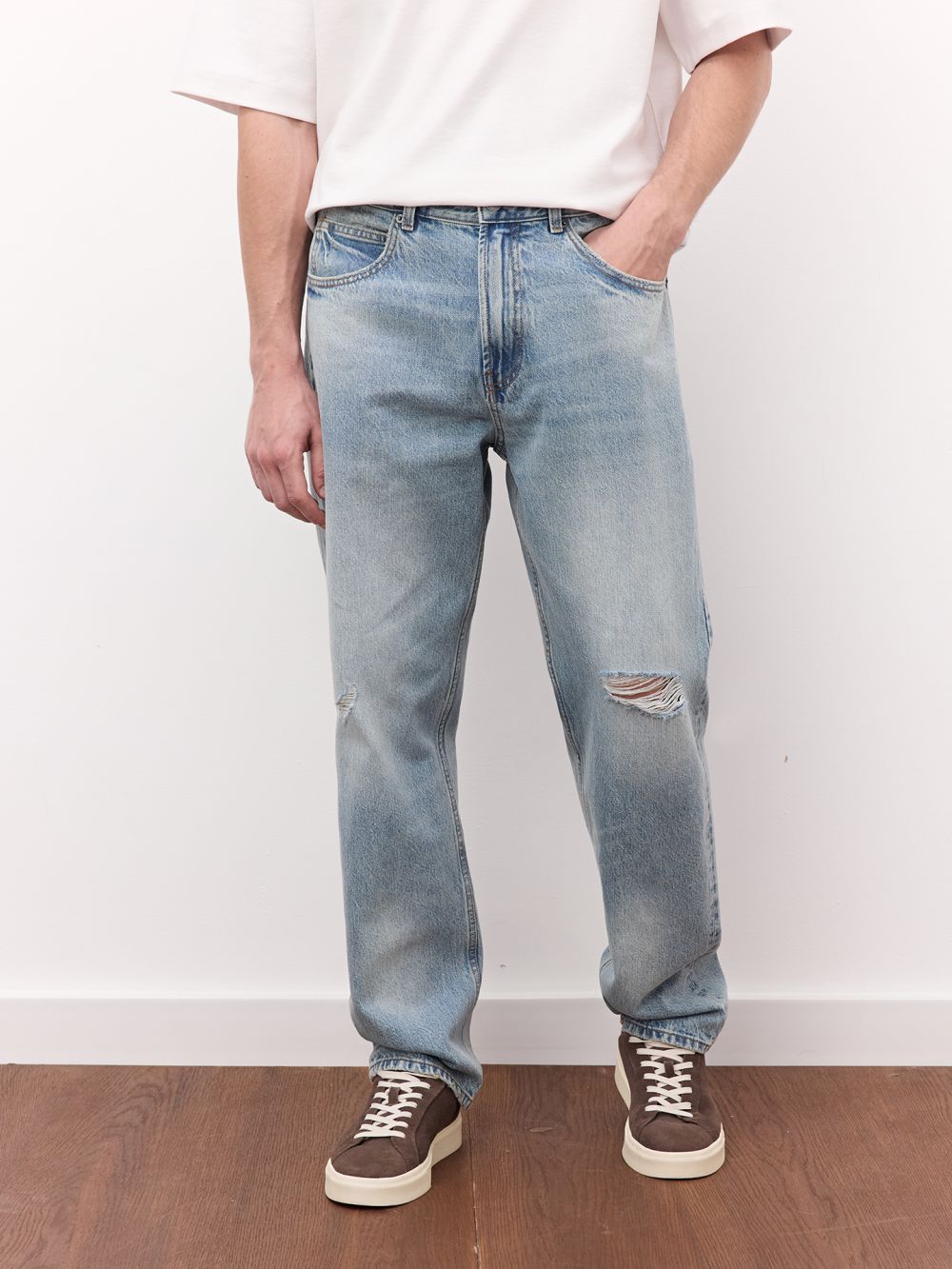 ג’ינס בגזרה STRAIGHT עם קרע בברך