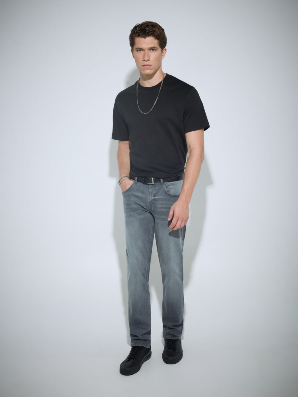 ג׳ינס בגזרת STRAIGHT SLIM