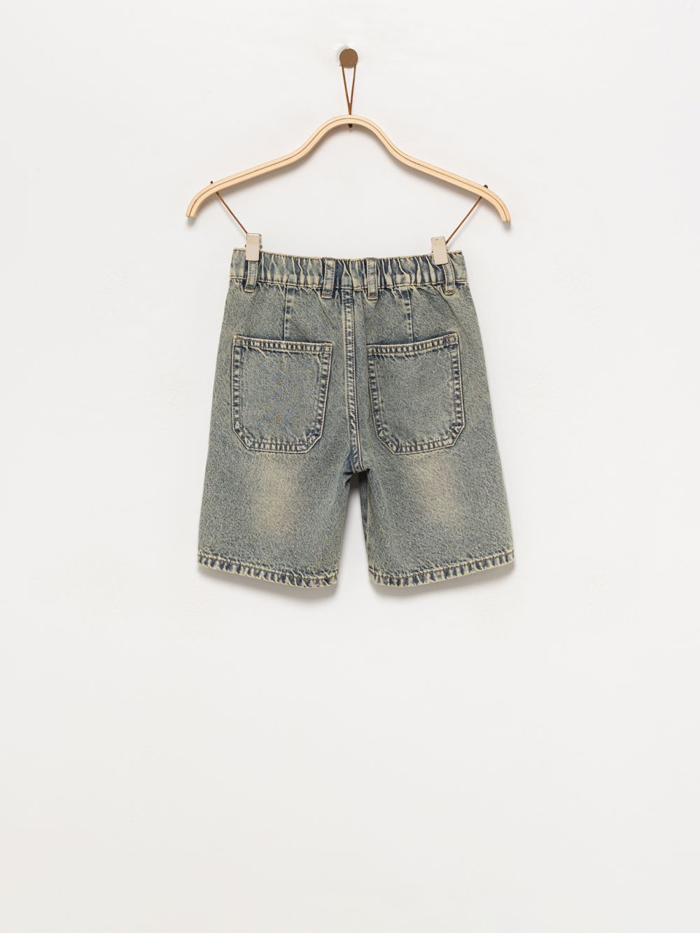 ג’ינס שטוף קצר