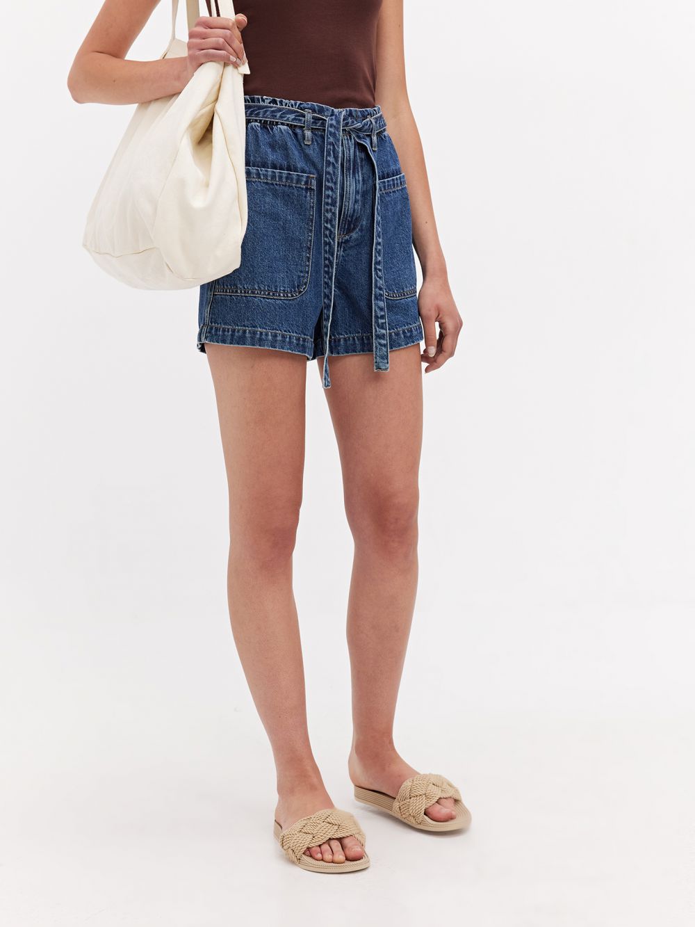 ג’ינס HIGH RISE קצר עם חגורה