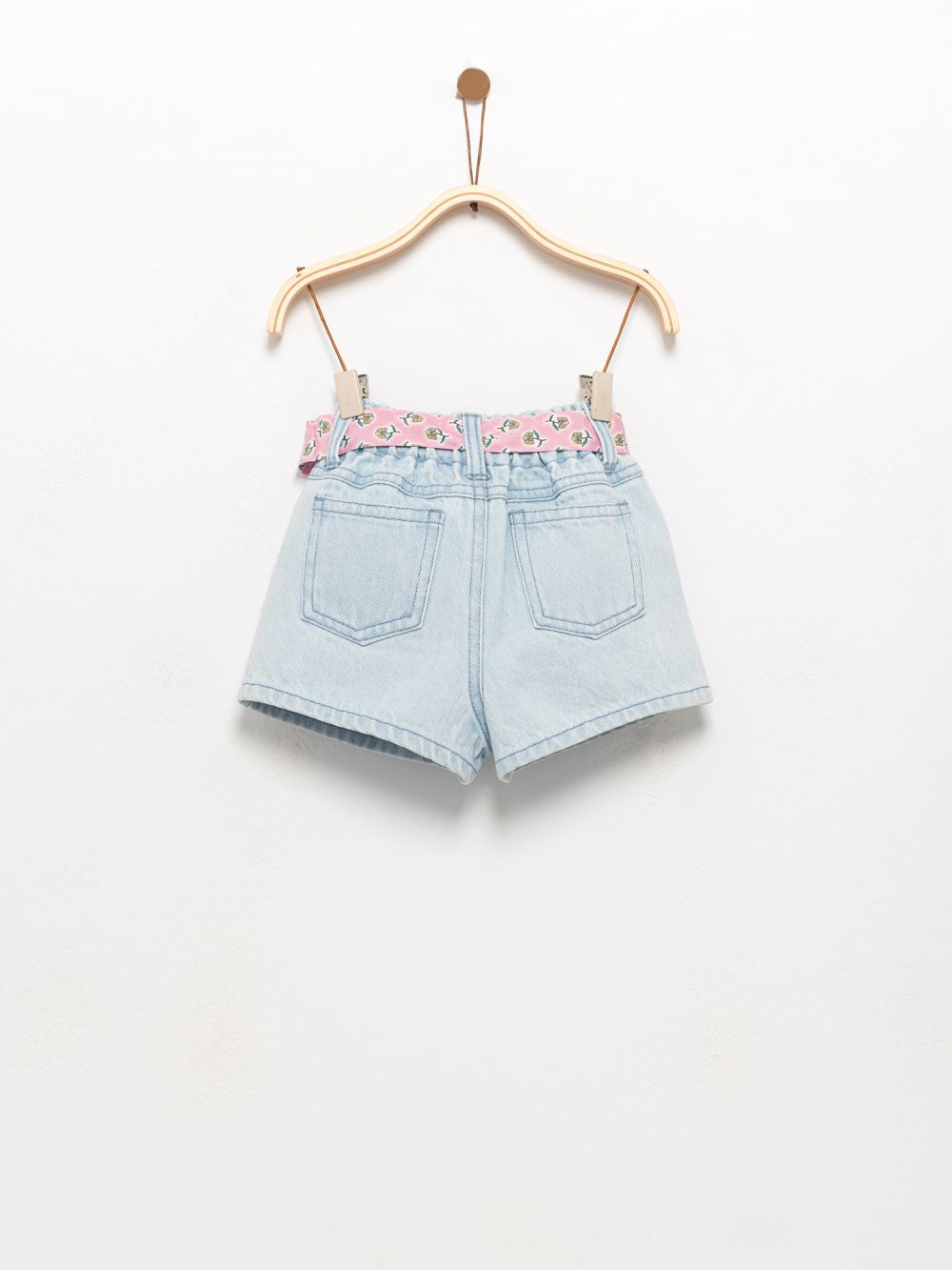 ג׳ינס עם חגורה מודפסת