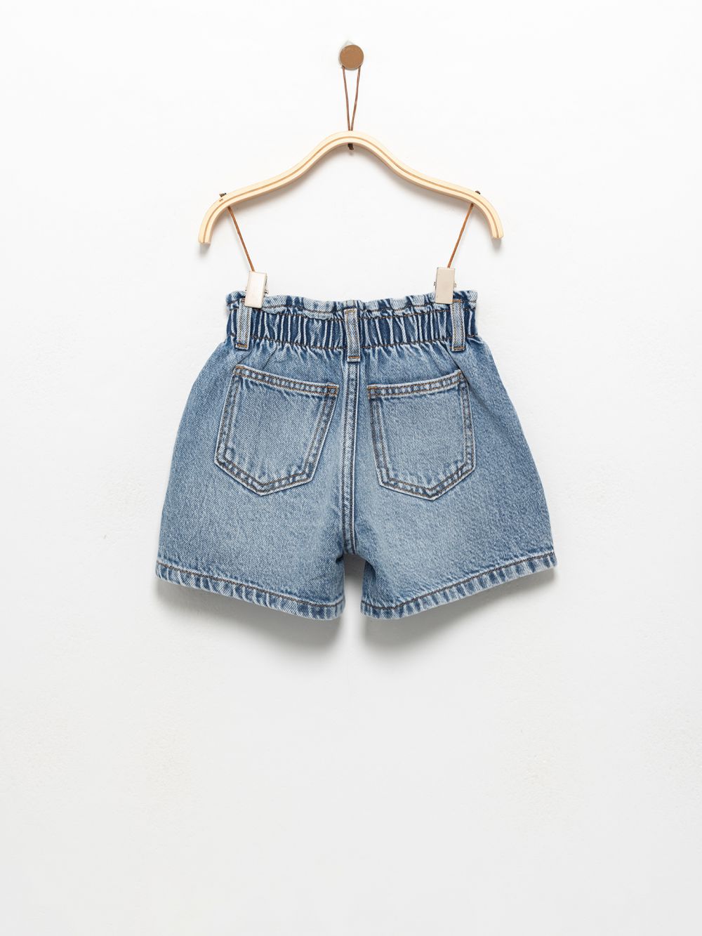 ג׳ינס שורט עם מותן אלסטי