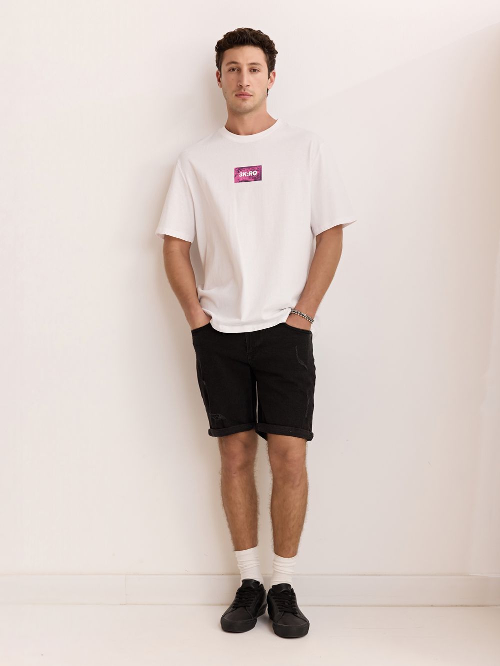 ג׳ינס קצר עם קיפול במכפלת