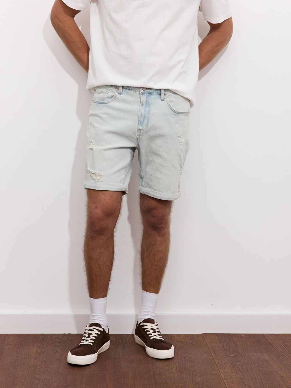 ג׳ינס קצר עם קיפול במכפלת