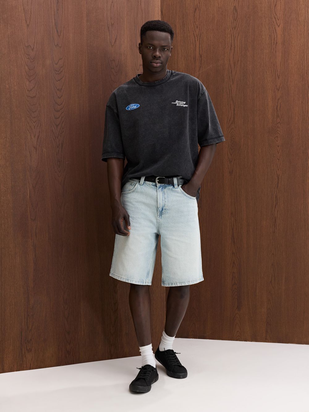 מכנסי ג’ינס שטופים קצרים