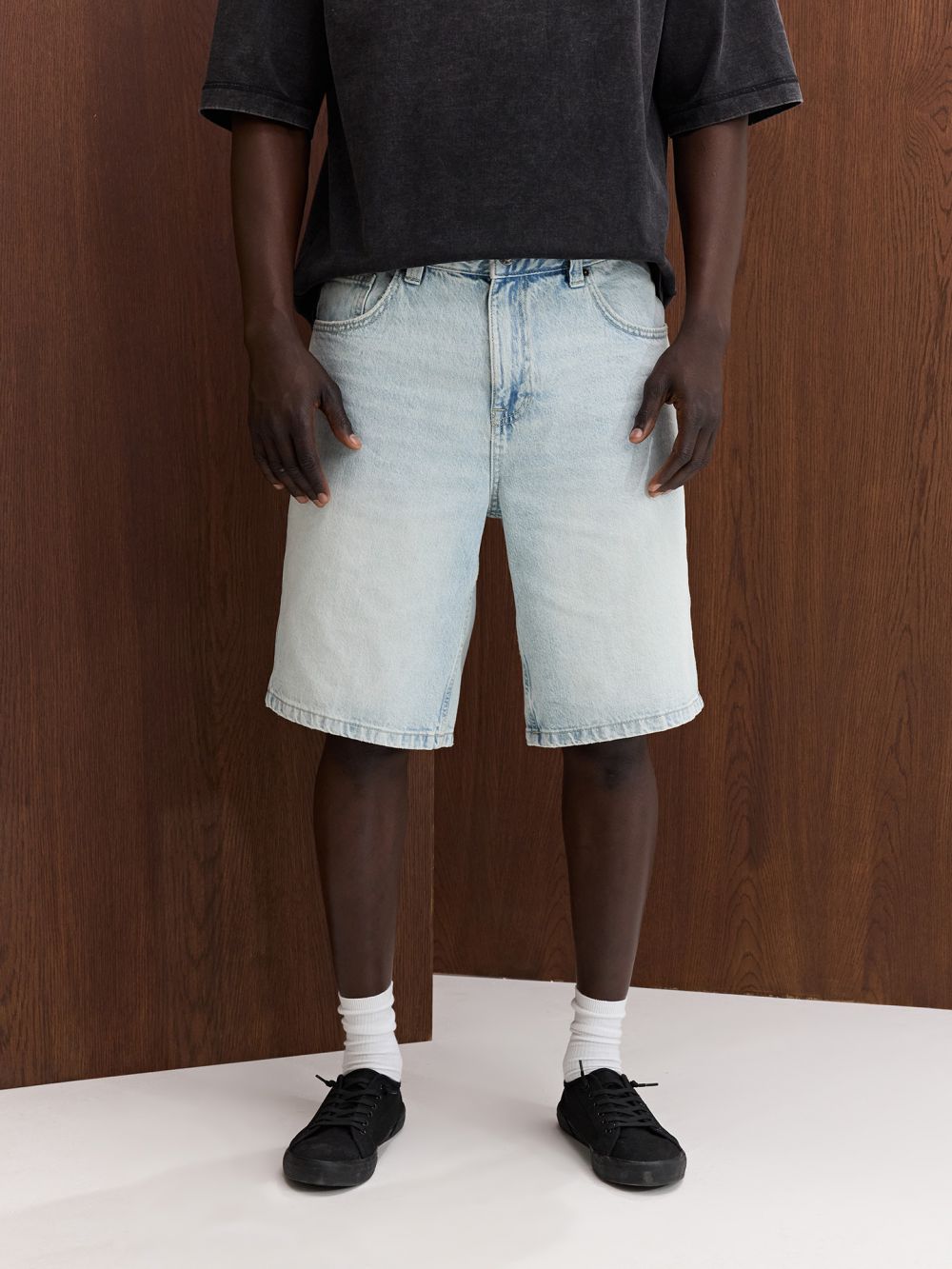 מכנסי ג’ינס שטופים קצרים