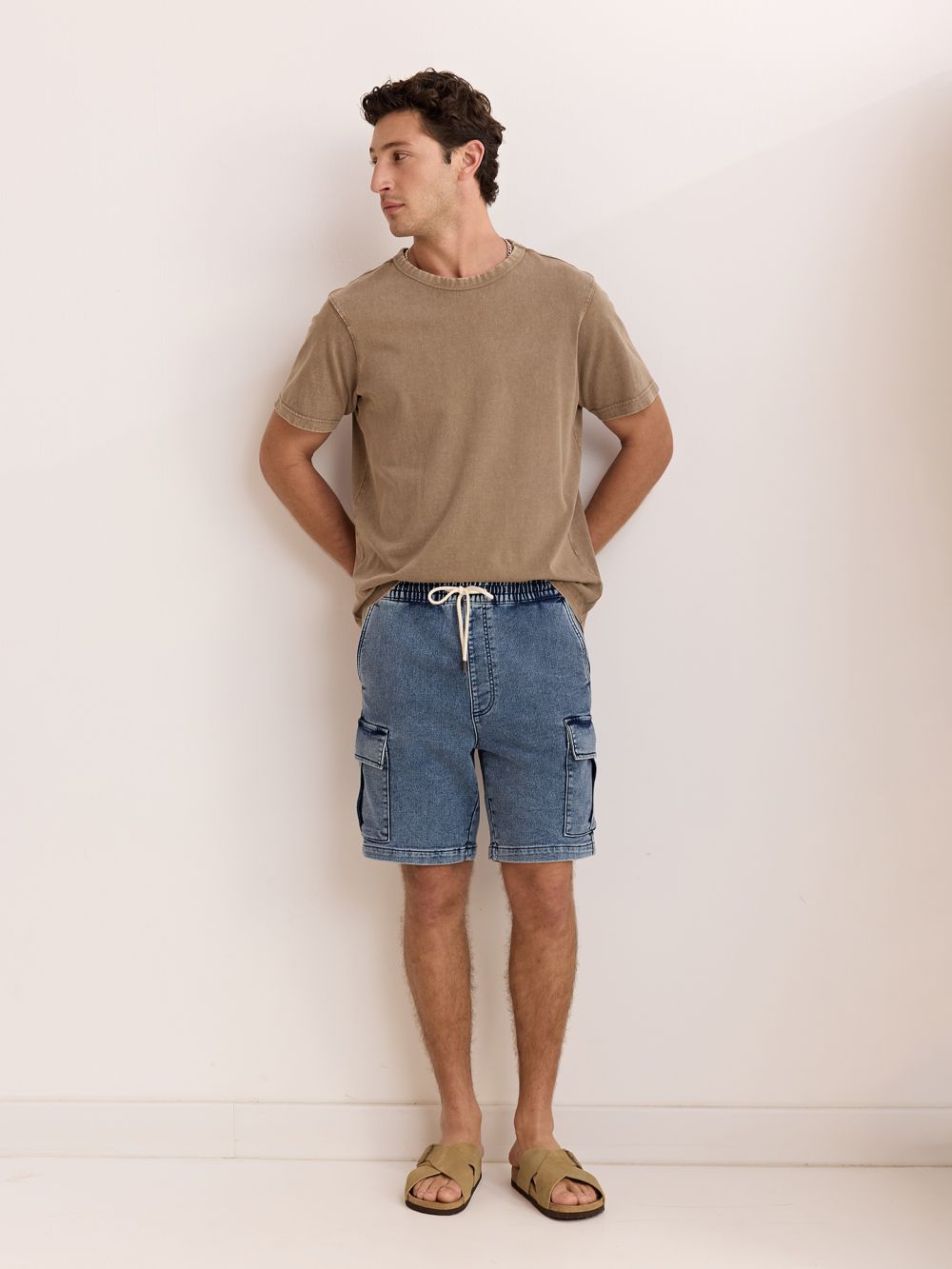 מכנסיי דגמח קצרים