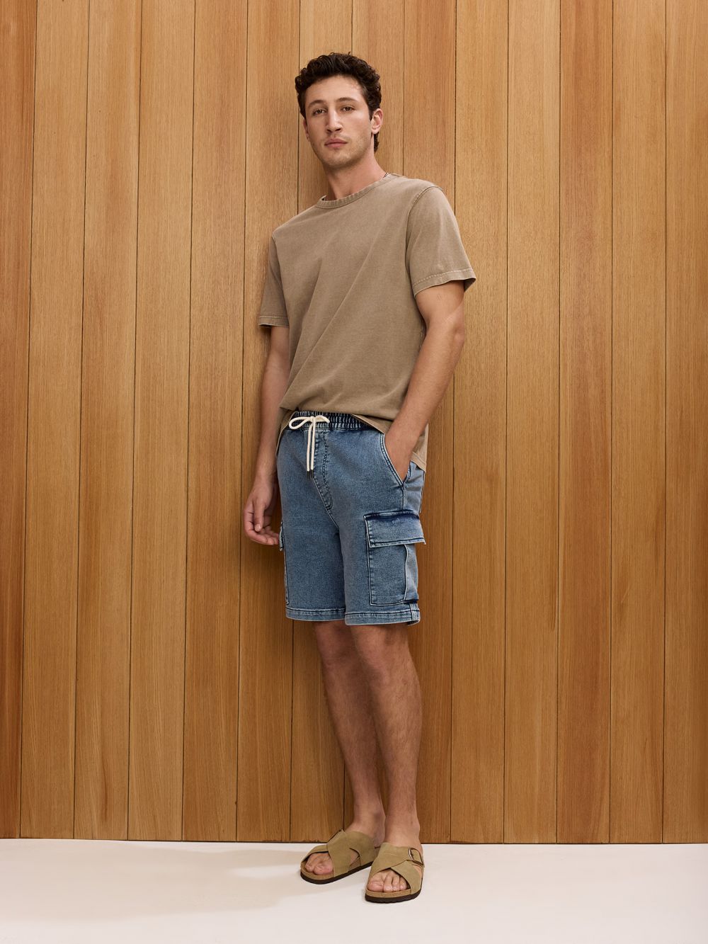 מכנסיי דגמח קצרים