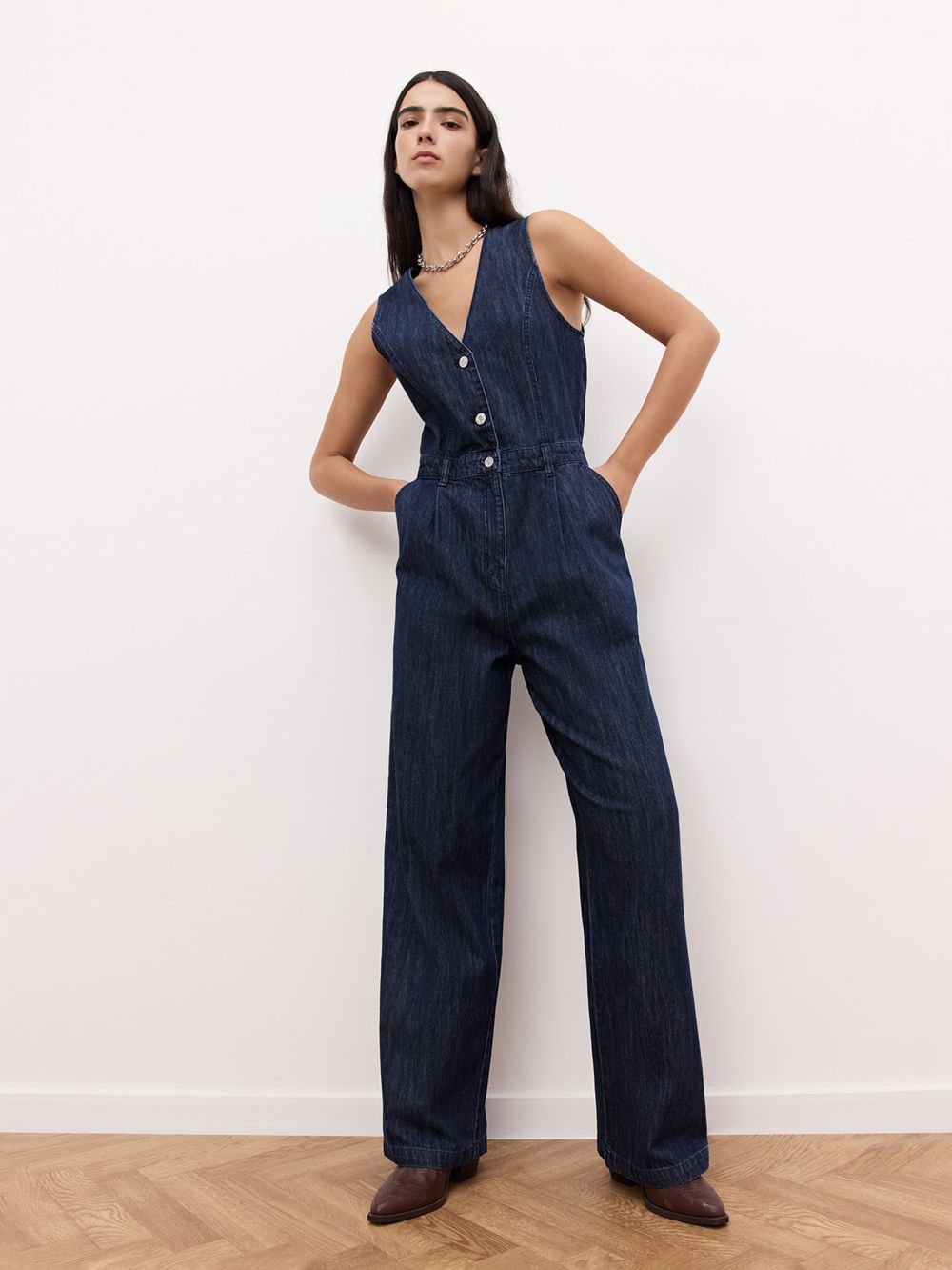 אוברול וסט במראה ג׳ינס