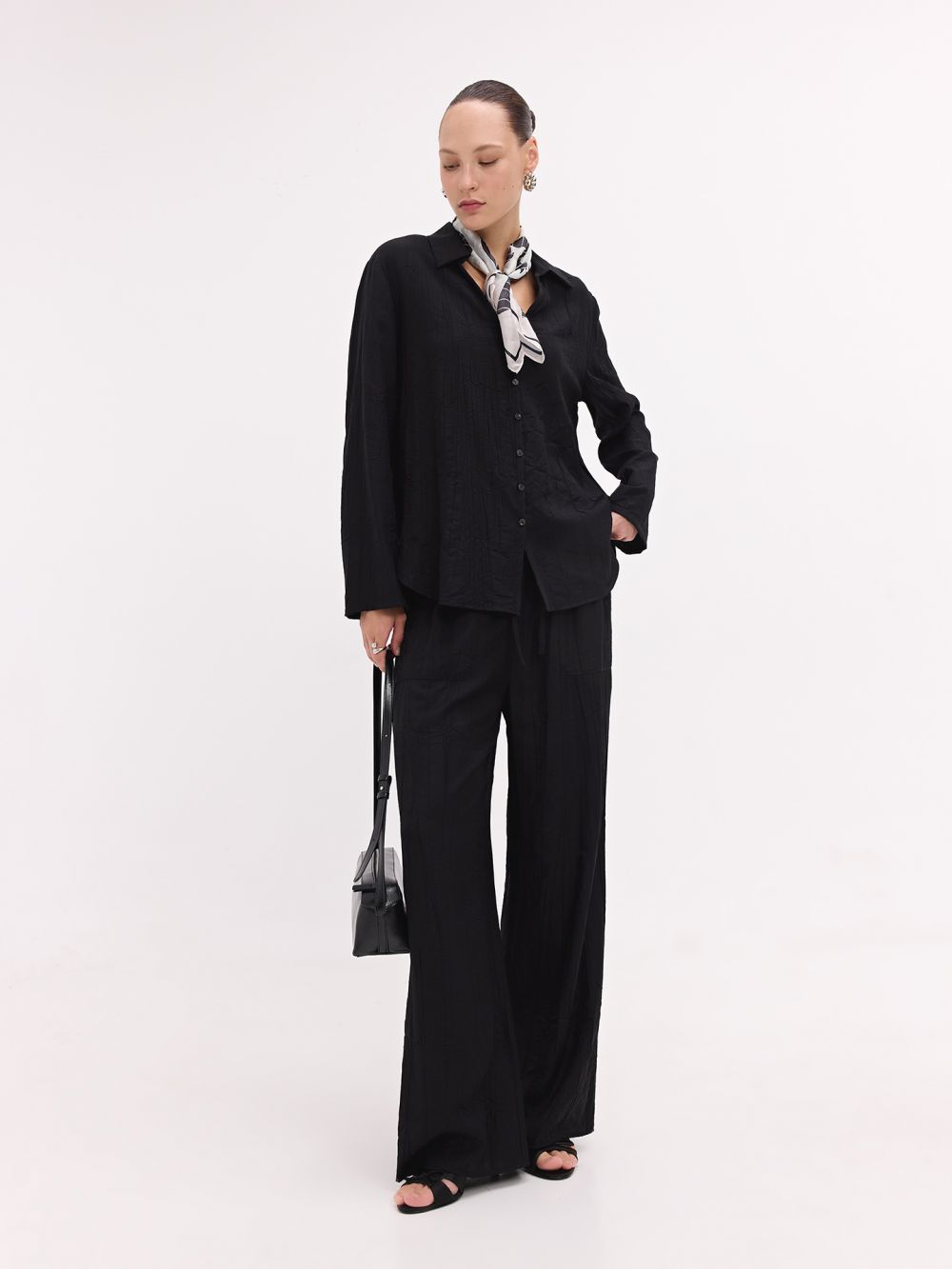 מכנסיים נשפכים מבד מקומט