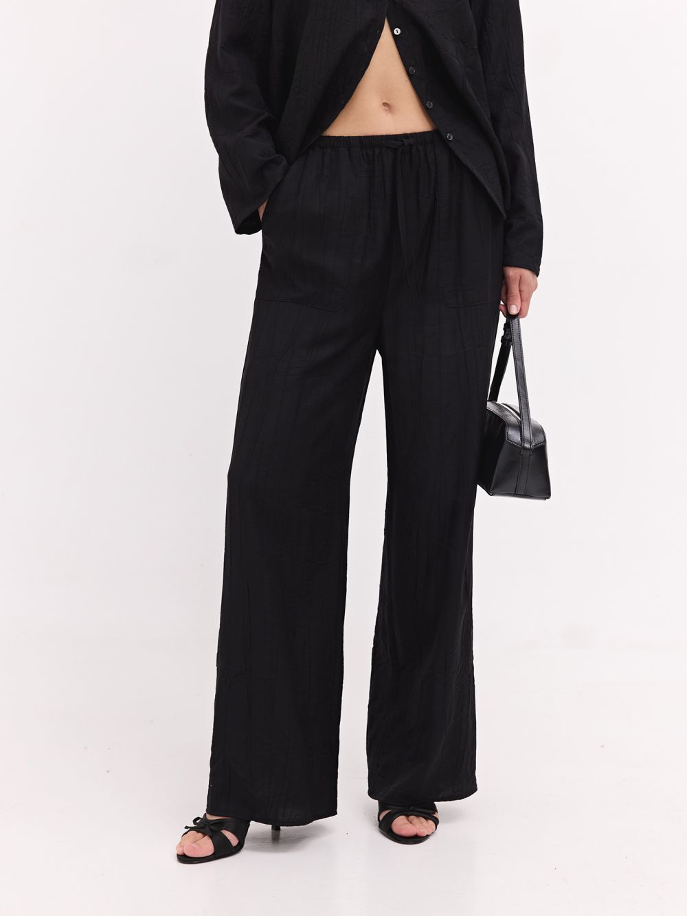 מכנסיים נשפכים מבד מקומט