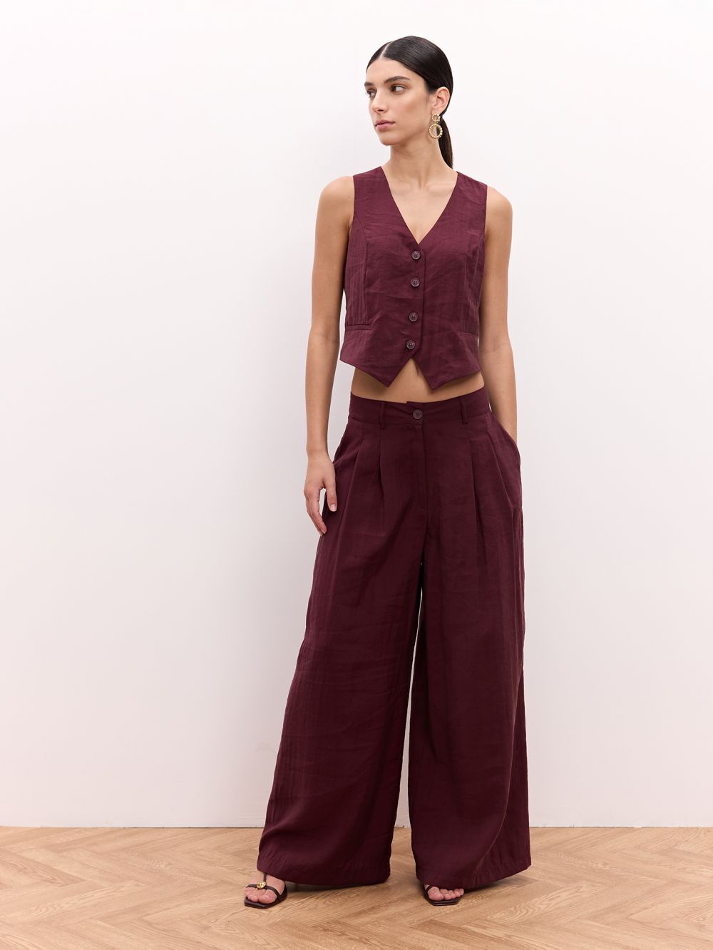 מכנסיים רחבים עם קפלים