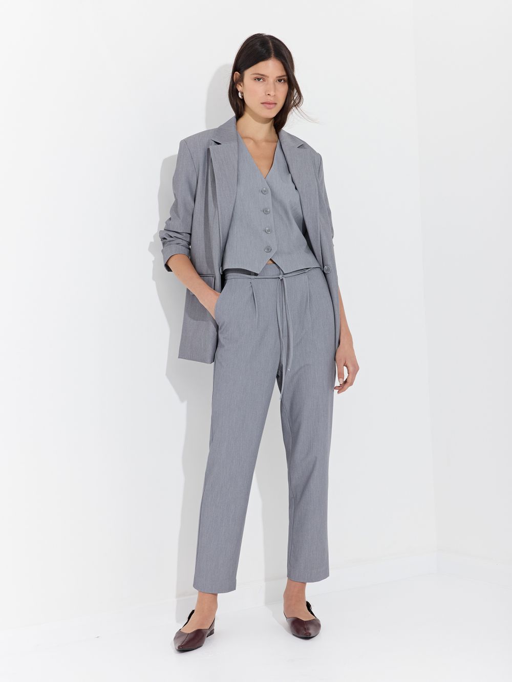 מכנסיים מחוייטים עם חגורה