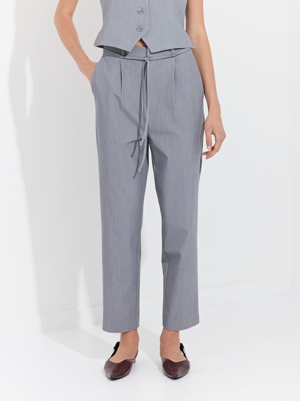 מכנסיים מחוייטים עם חגורה