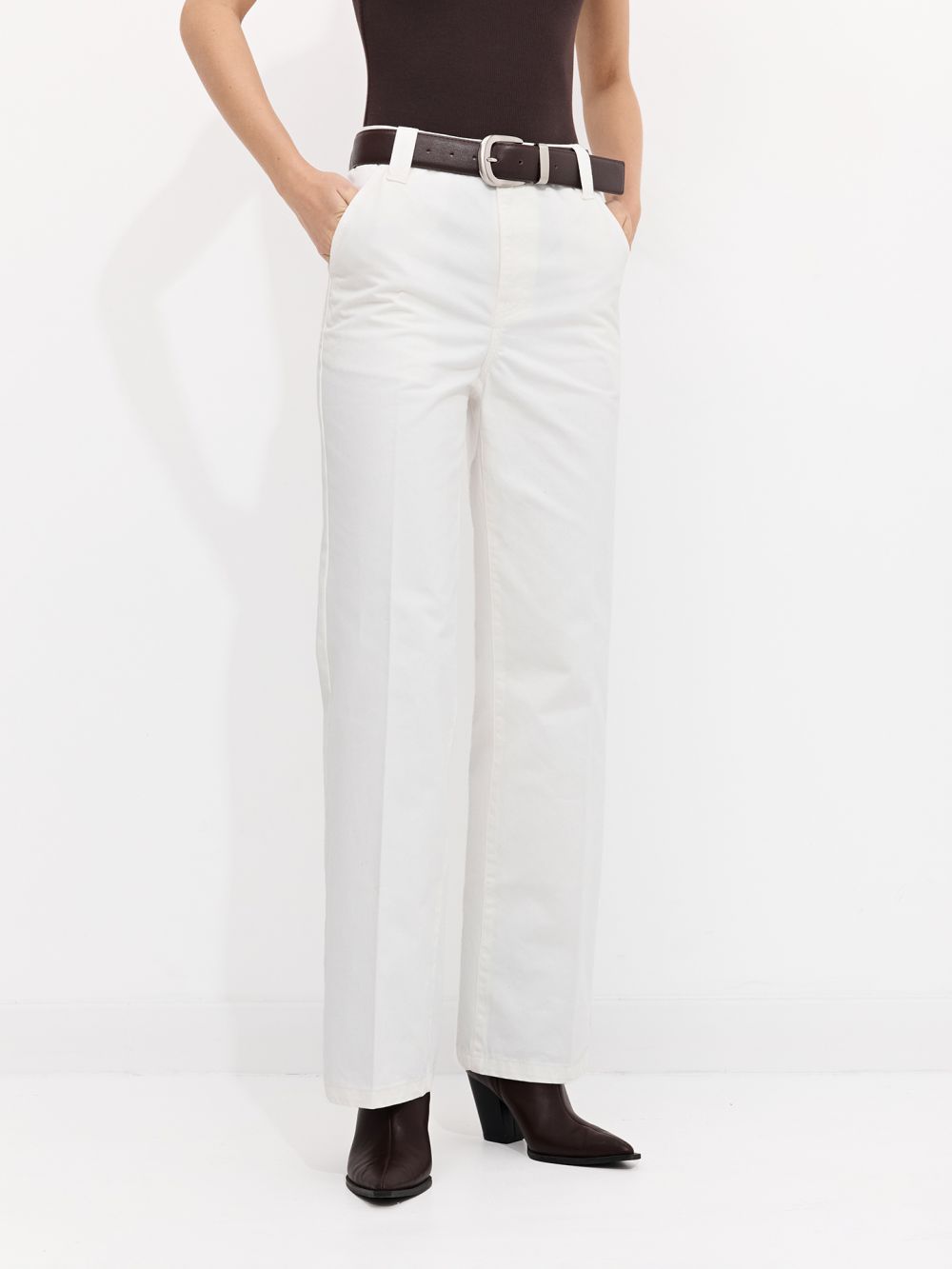 מכנסי Chino עם רגל רחבה וחגורה