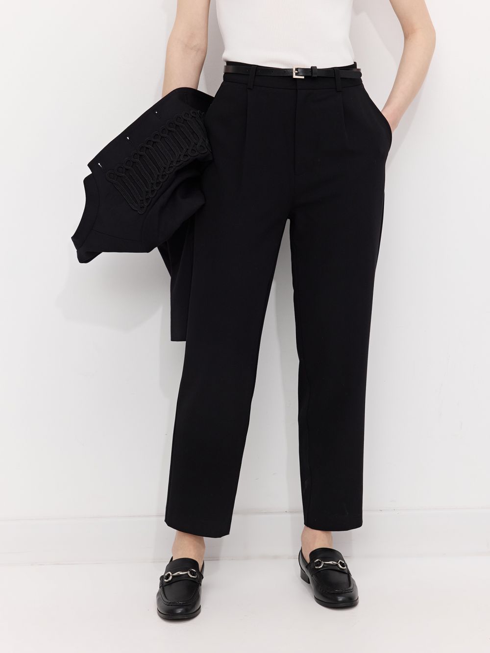 מכנסיים מחוייטים עם חגורה